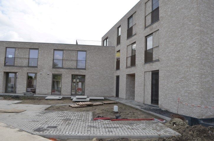 Nieuwbouw appartement met één slaapkamer, ruim terras, ondergrondse autostaanplaats en kelder. foto 1