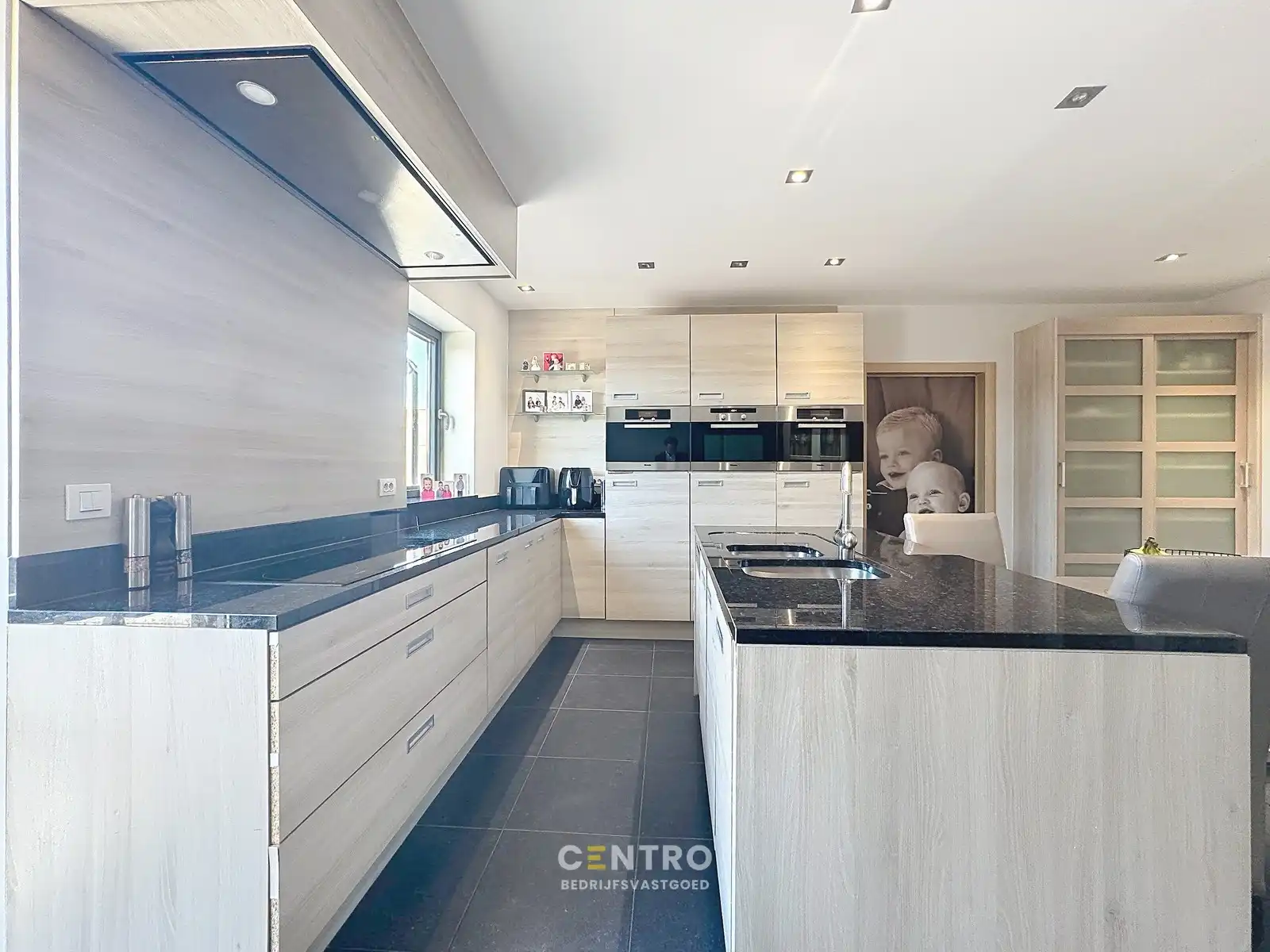 Instapklaar BEDRIJFSGEBOUW (bj. 2009) bestaande uit geïsoleerde MAGAZIJN, KANTOREN en een luxueus afgewerkte LOFT-APPARTEMENT op verdieping. Op bedrijventerrein "Oude Barriere" te Diksmuide. foto 13