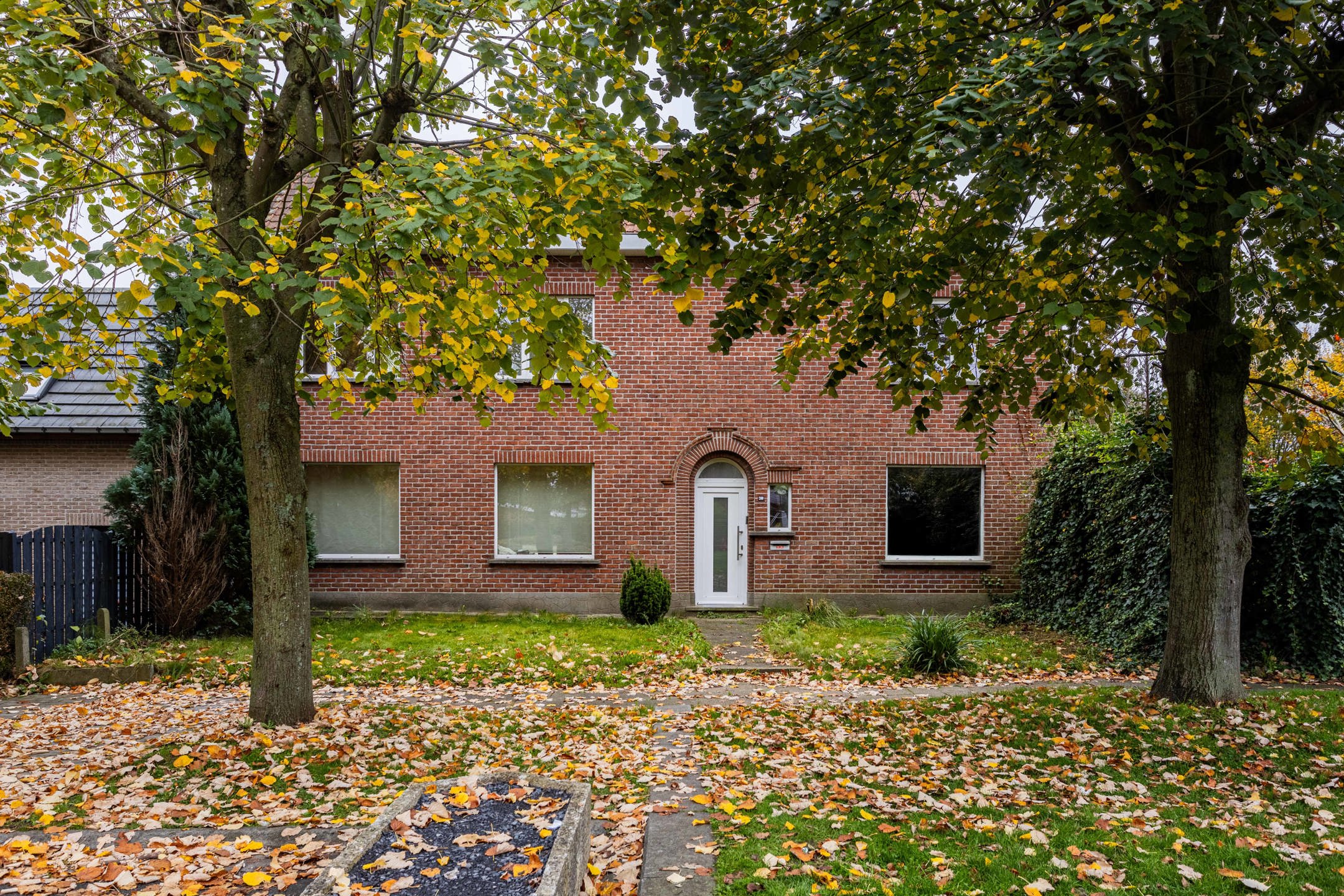 Hoofdfoto van de publicatie: Deels gerenoveerde woning in doodlopende straat.