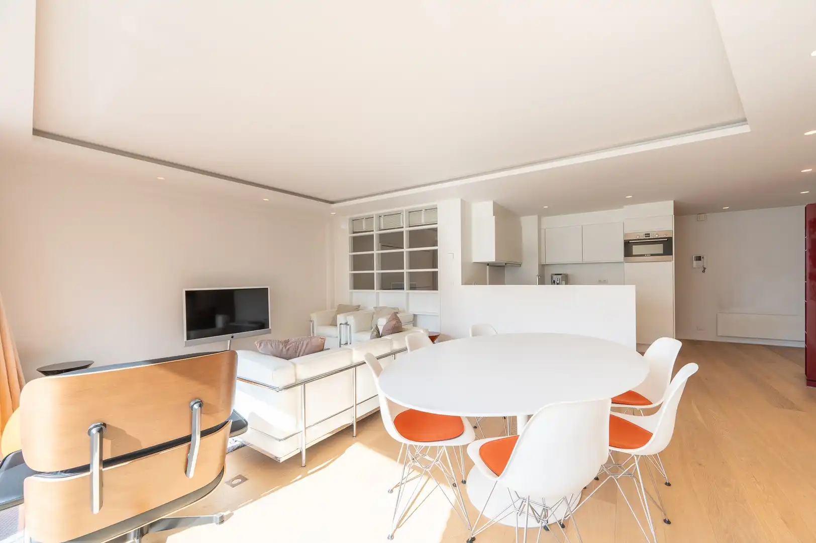 Hedendaags appartement genietend van een open zicht, centraal gelegen op de Kustlaan in het Zoute. foto 6