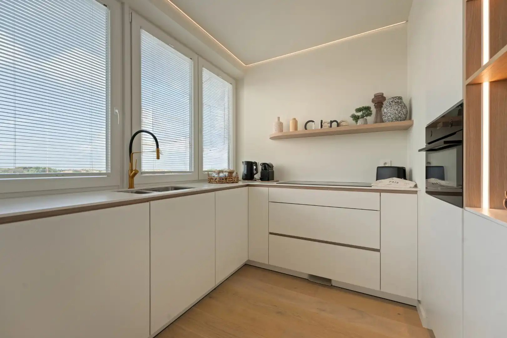 Instapklaar gemeubeld 2-slaapkamerappartement met zeezicht en duinenzicht te Bredene  foto 3