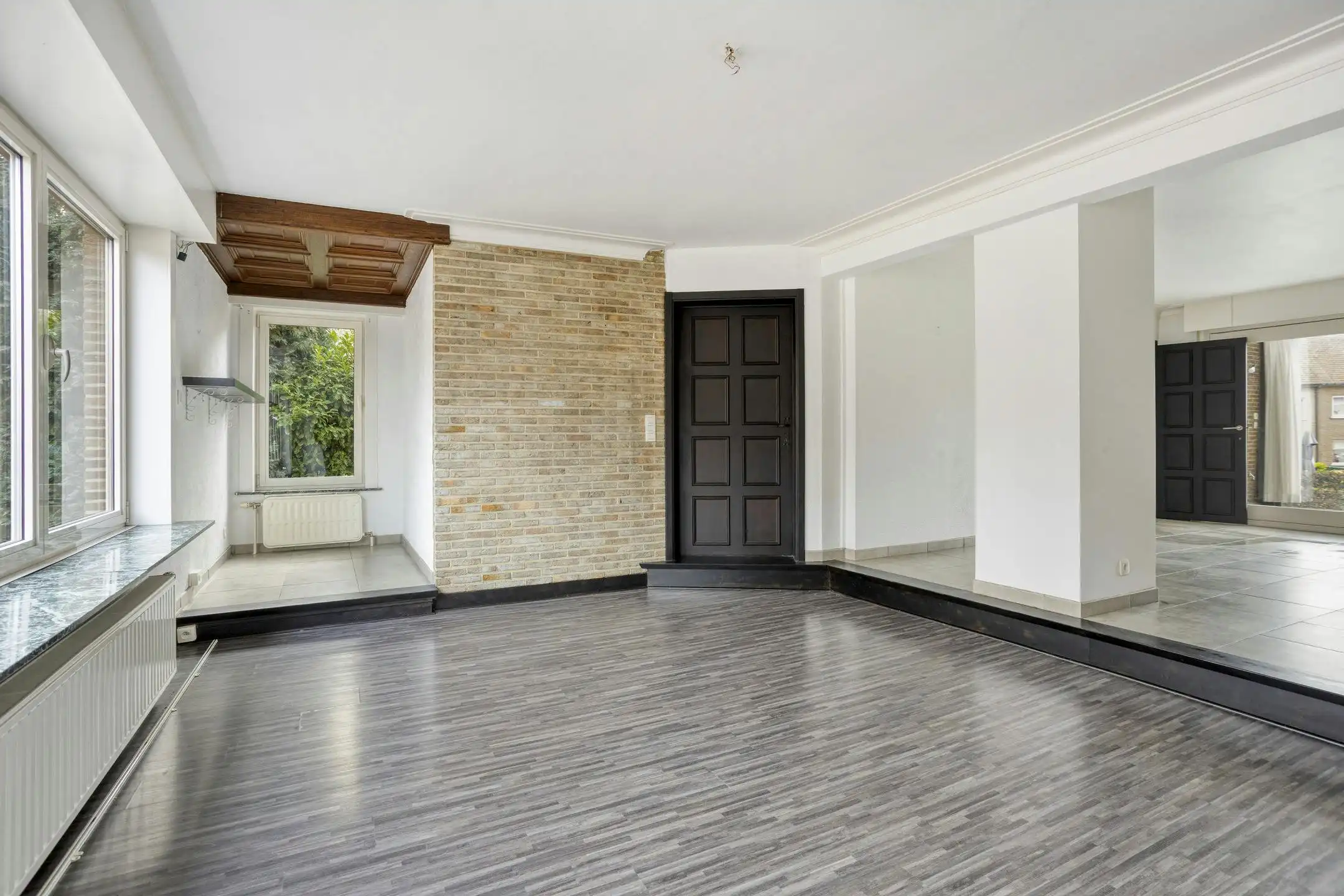 Driegevelwoning met extra studio/kantoor of praktijk, op een toplocatie in het centrum van Grimbergen! foto 2