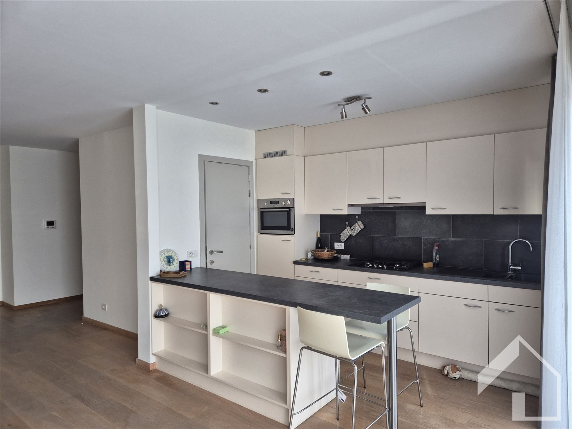 Appartement 3de verdieping, 2 slaapkamers, Lift en autostaanplaats foto 3