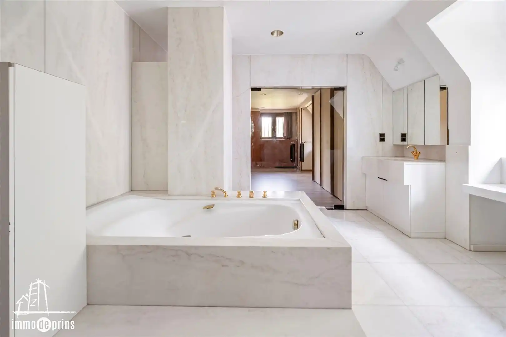 Ruime villa in residentiele wijk foto 17