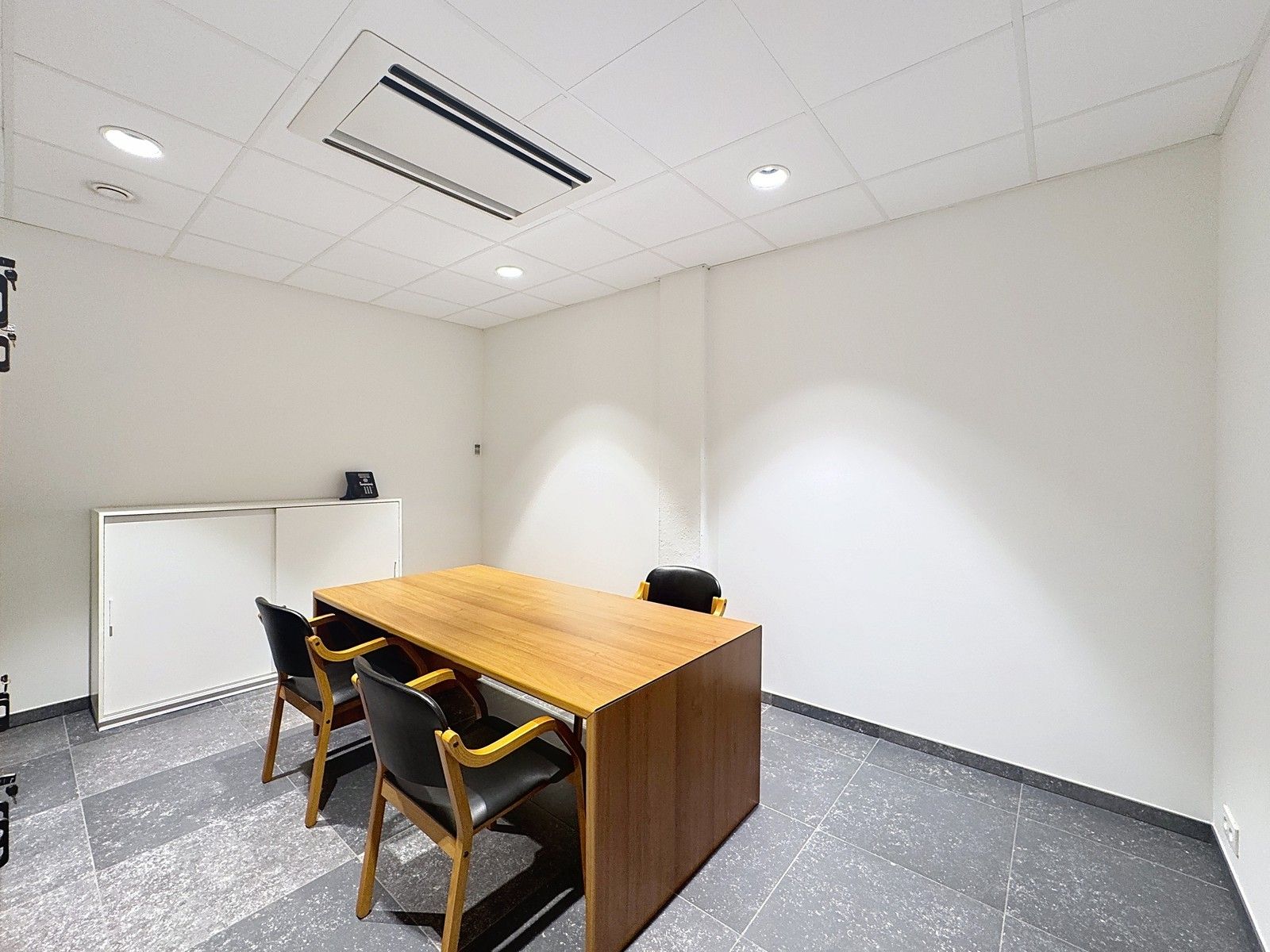 Exclusieve KANTOORRUIMTE (380 m²) met UITSTRALING op toplocatie (op 500m van autosnelwegen), voorzien van modern comfort en maximale zichtbaarheid te Loppem! foto 11