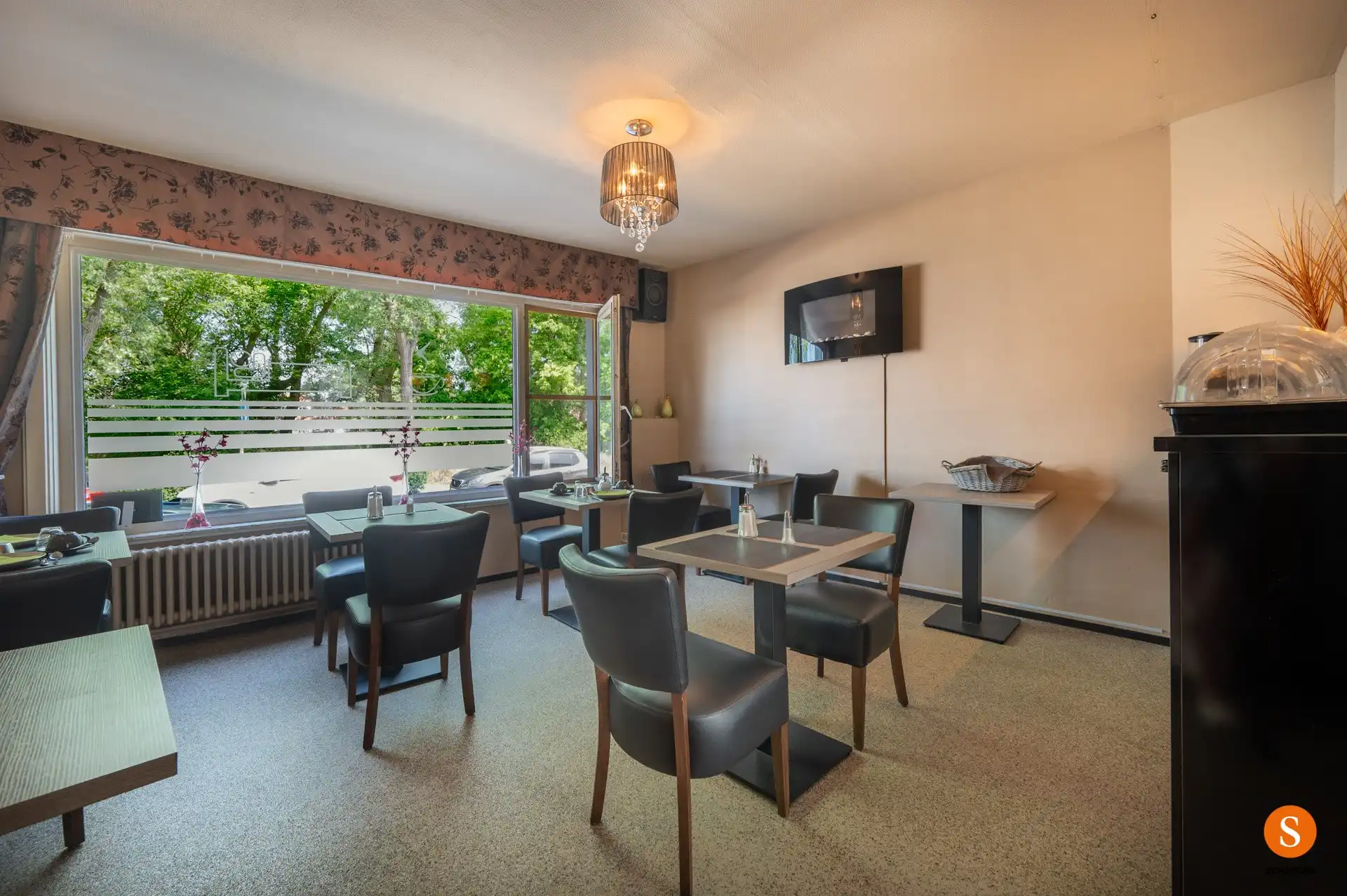 TE KOOP – Verhuurde B&B met 7 kamers én privé-woonst voor uitbaters in hartje De Haan. foto 2