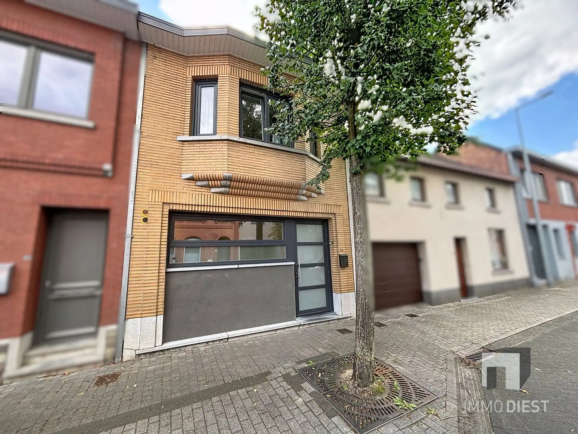 Charmante rijwoning met gezellige tuin in Zichem centrum. foto {{pictureIndex}}