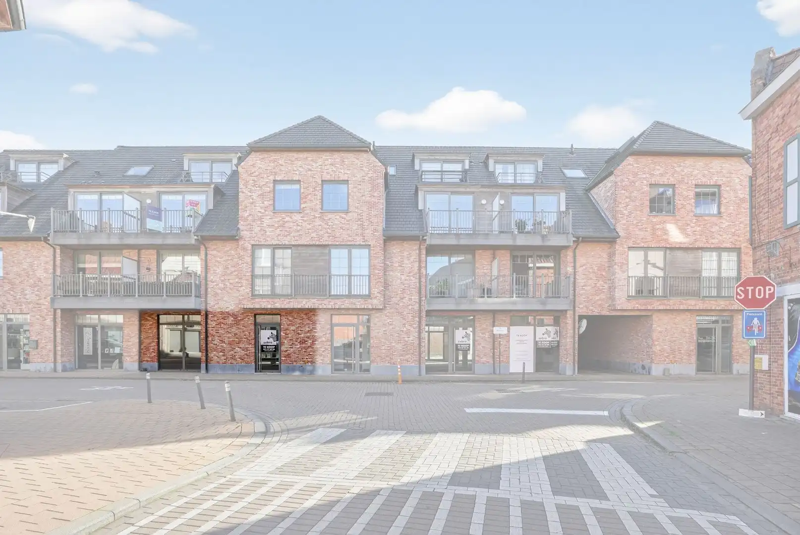 Casco handelsruimte met garage in het centrum van Oostrozebeke! foto {{pictureIndex}}