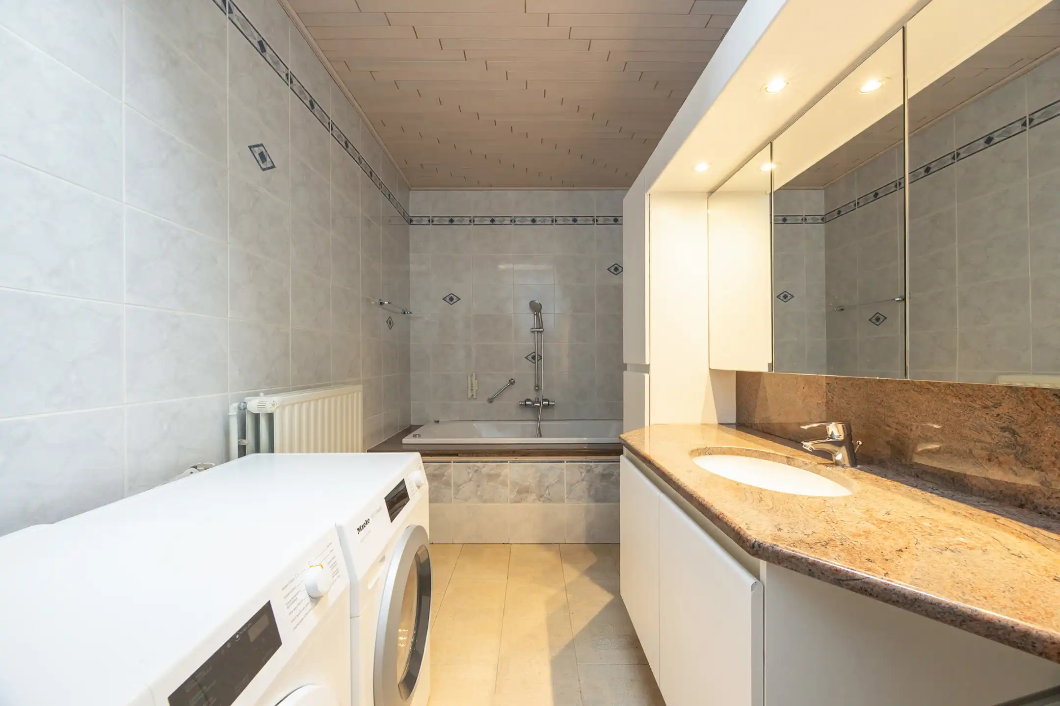 Te renoveren laagbouwwoning met 3 slpk te centrum Lichtaart! foto 13