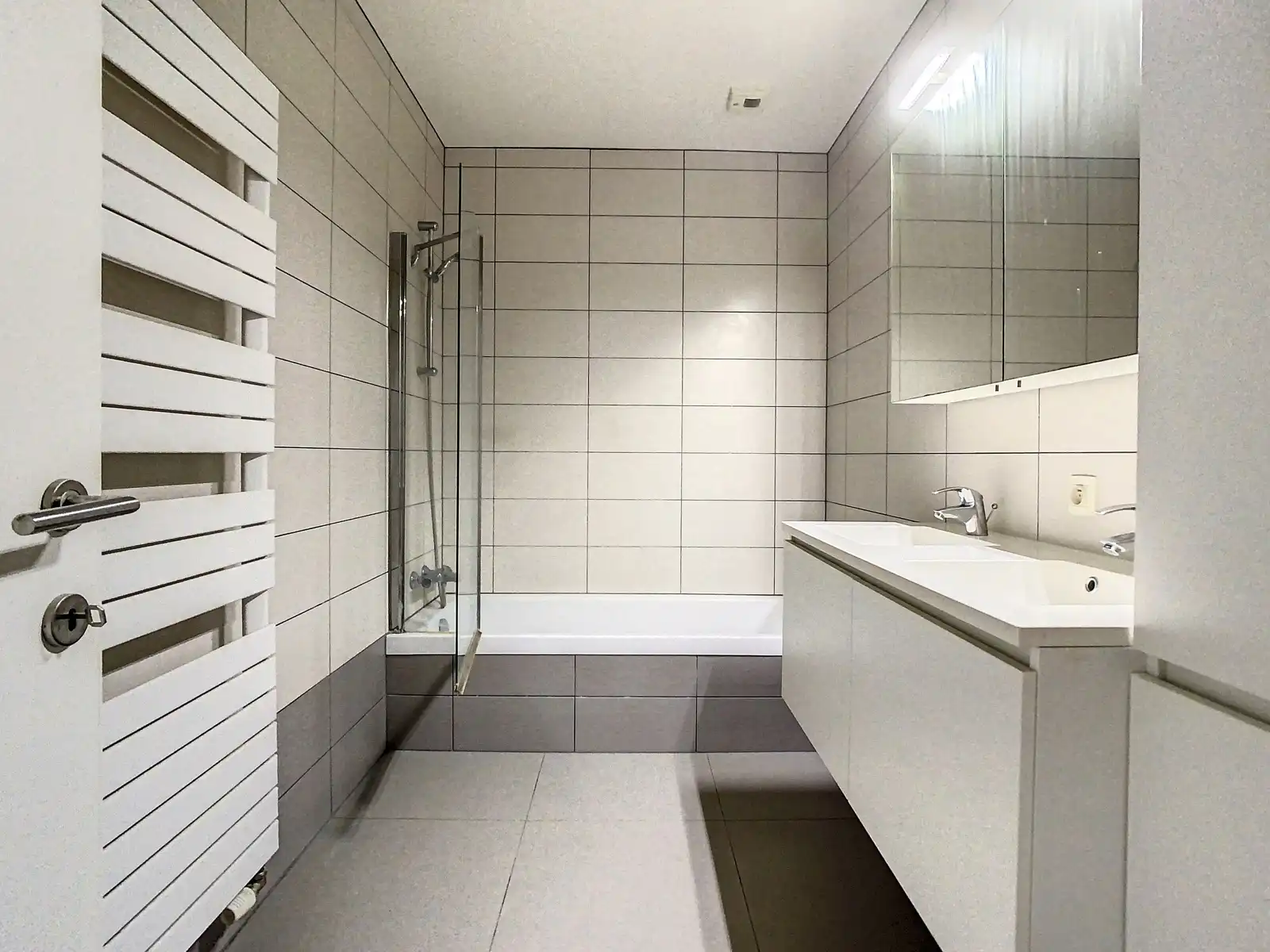 Modern appartement in rustige blok foto 7