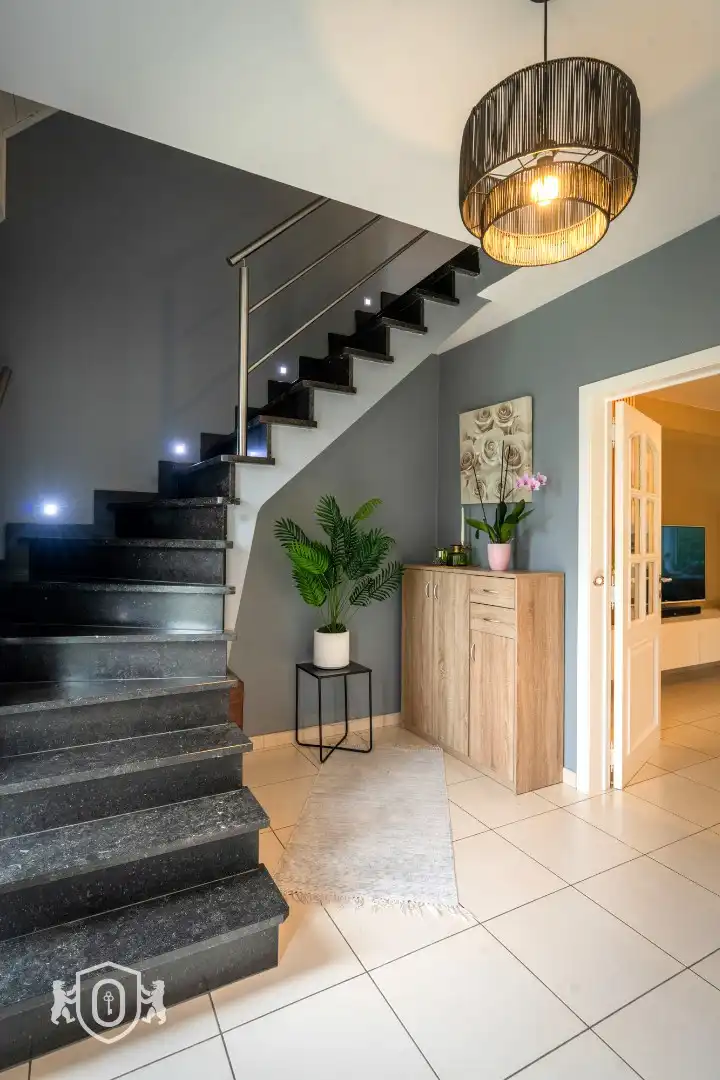 Halfopen 4-slpkr woning met tuin & garage foto 2