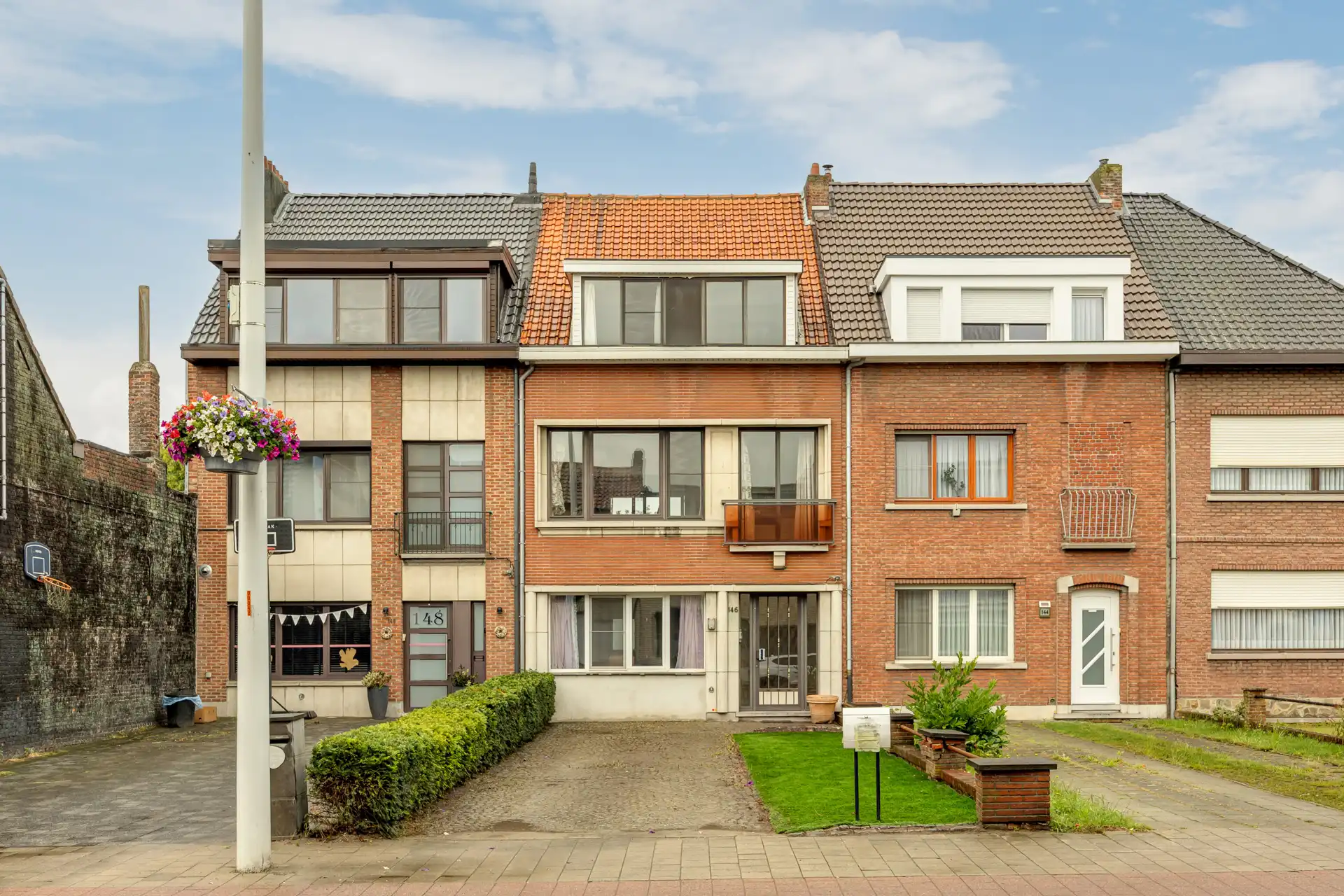 Zeer ruime woning met oprit, garage, terras en grote tuin! foto {{pictureIndex}}