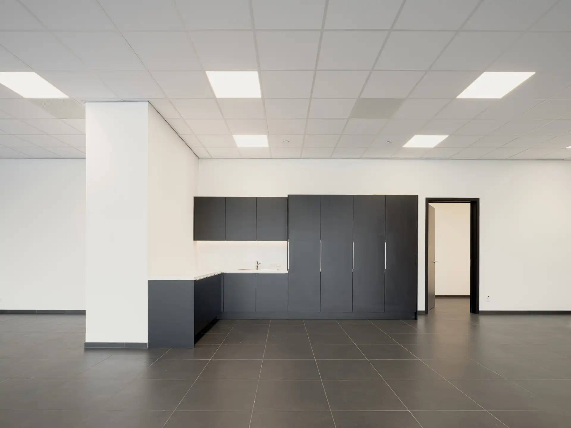 Magazijn met mezzanine en kantoor te huur foto 7