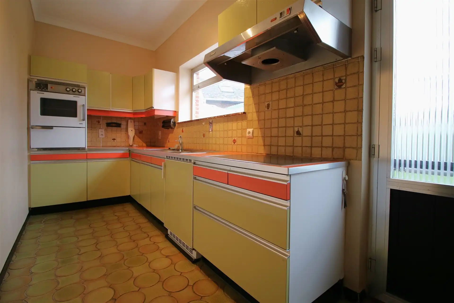 Te renoveren woning met tuin en garage foto 8