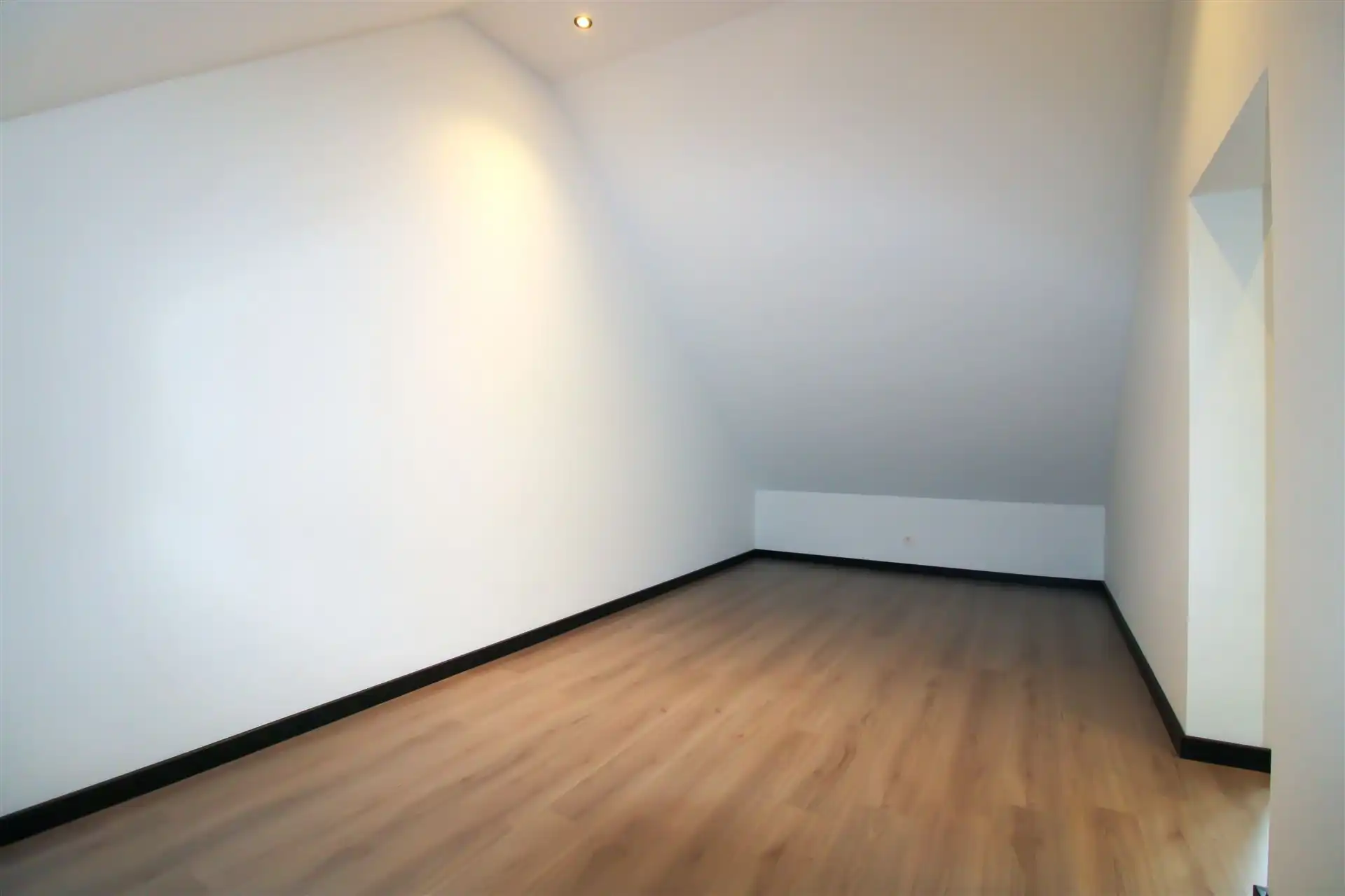 Instapklare gezinswoning met apart bijgebouw met eigen voorzieningen, 4 slaapkamers en inpandige garage op ruim perceel in hartje Maasmechelen! foto 18