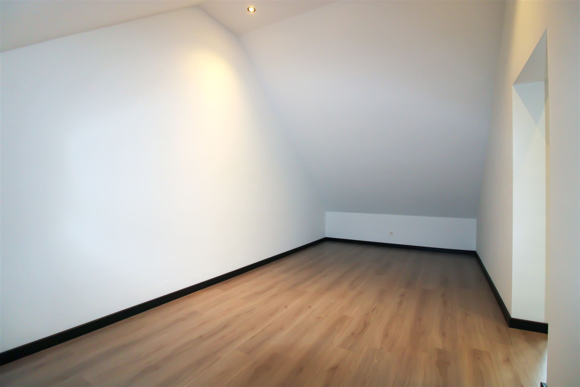 Instapklare gezinswoning met aparte woonunit, 4 slaapkamers en inpandige garage op ruim perceel in hartje Maasmechelen! foto 18