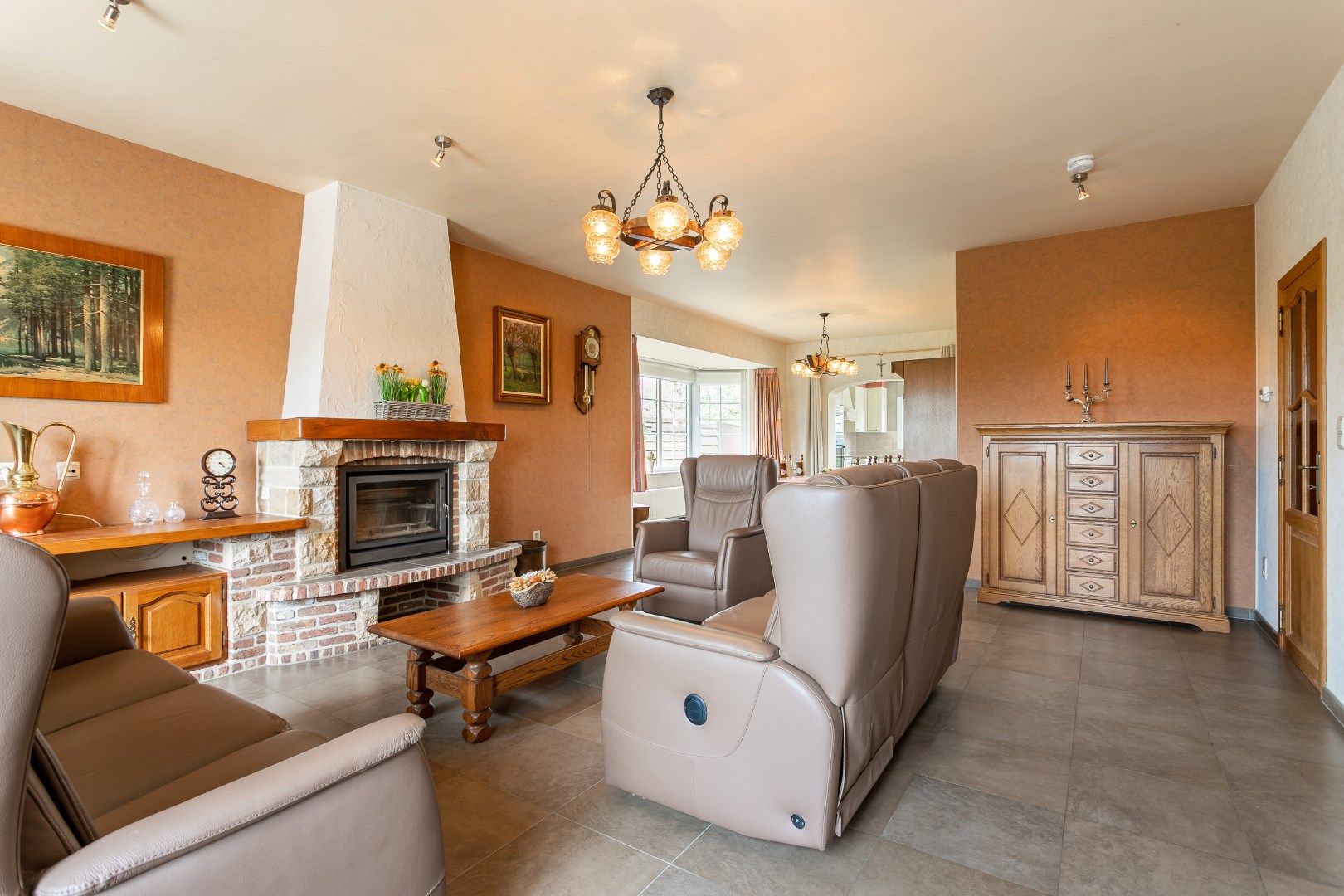 Villa op een perceel van 9a 74ca met garage en potentieel voor 4 à 5 slaapkamers. foto 4