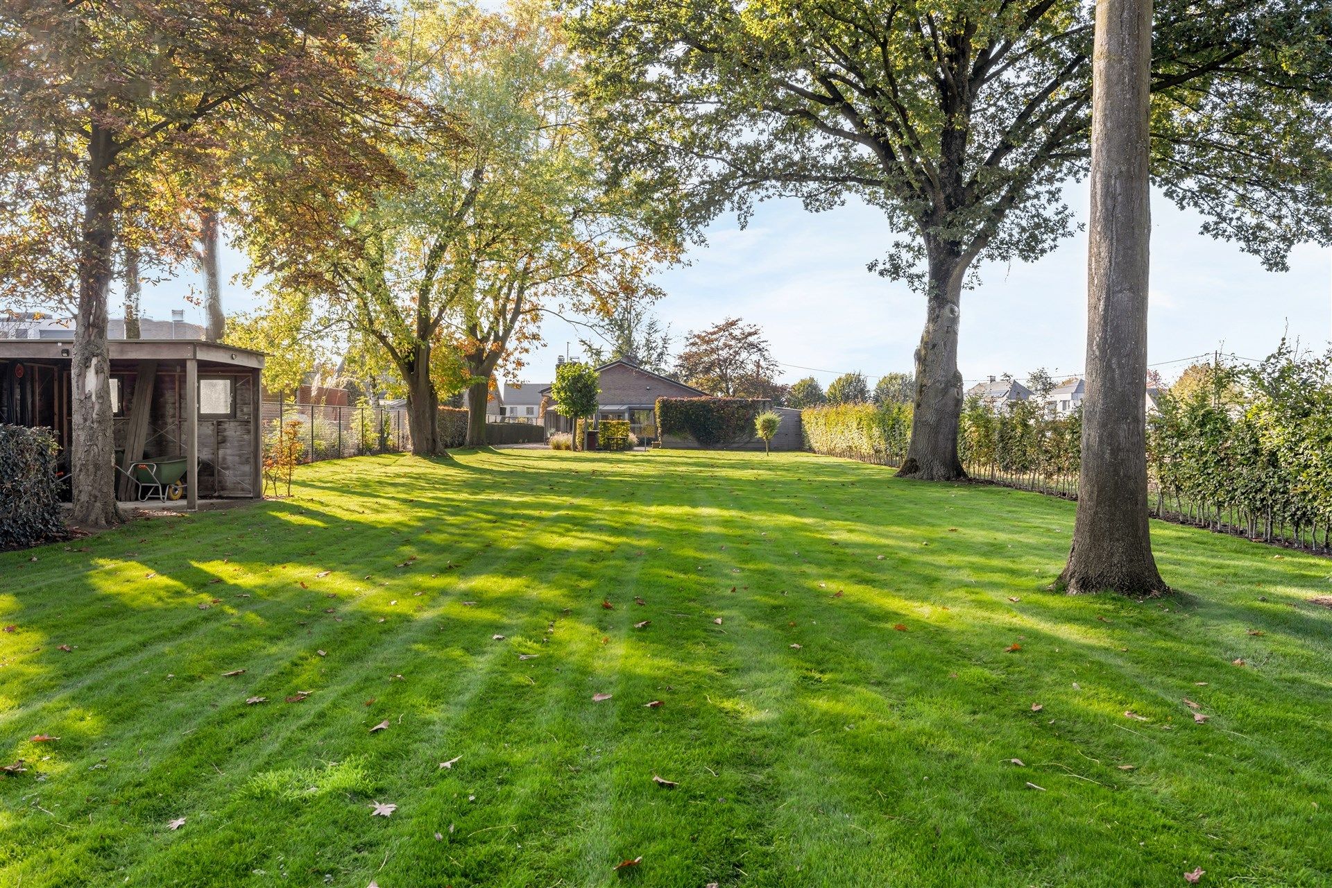 Ruime gezinswoning type bungalow met 4 slaapkamers en een mooi aangelegde tuin op een perceel van 2.098m² foto 23