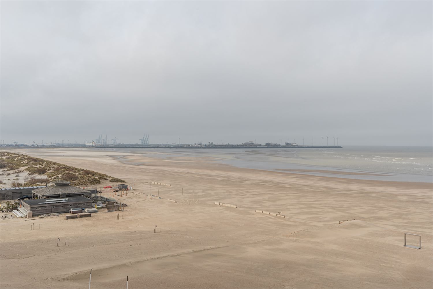 IDEALIS VASTGOED - Uiterst aangenaam, volledig gerenoveerd én gemeubeld appartement, gelegen op een prachtige locatie op de zeedijk in Duinbergen met frontaal zeezicht! foto 53