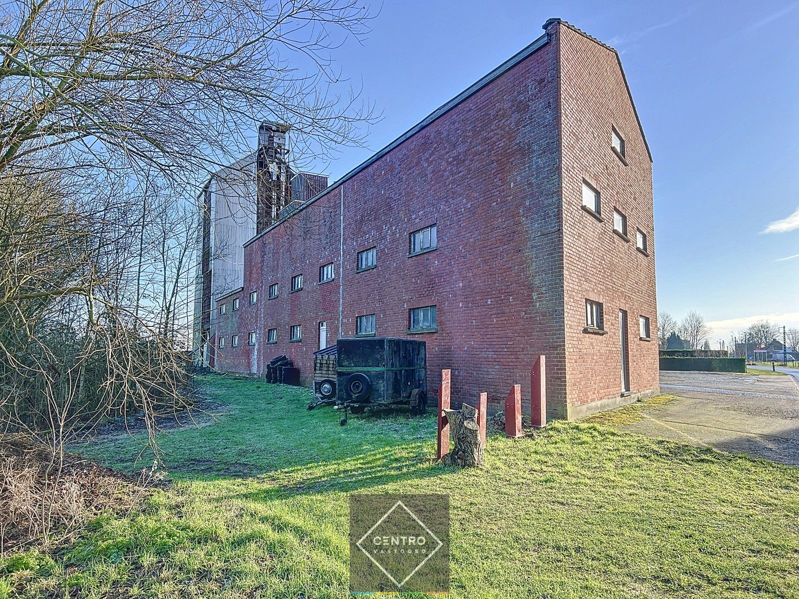 Authentiek industrieel gebouw: UNIEKE LOFT mogelijk in combinatie met AMBACHTELIJKE ACTIVITEIT ! foto {{pictureIndex}}