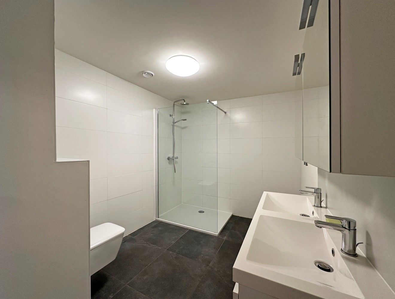 Ruim, gelijkvloers appartement met 2 slaapkamers, terras en een autostaanplaats! foto 9