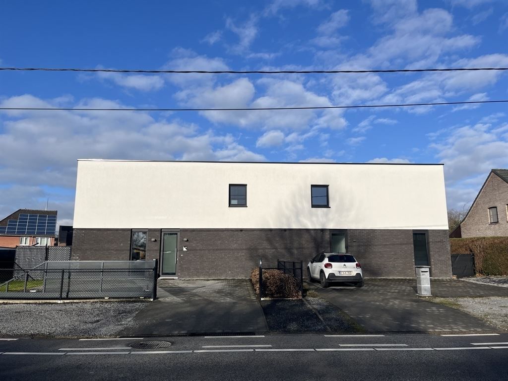 Instapklare half vrijstaande gezinswoning met gezellige tuin foto 2