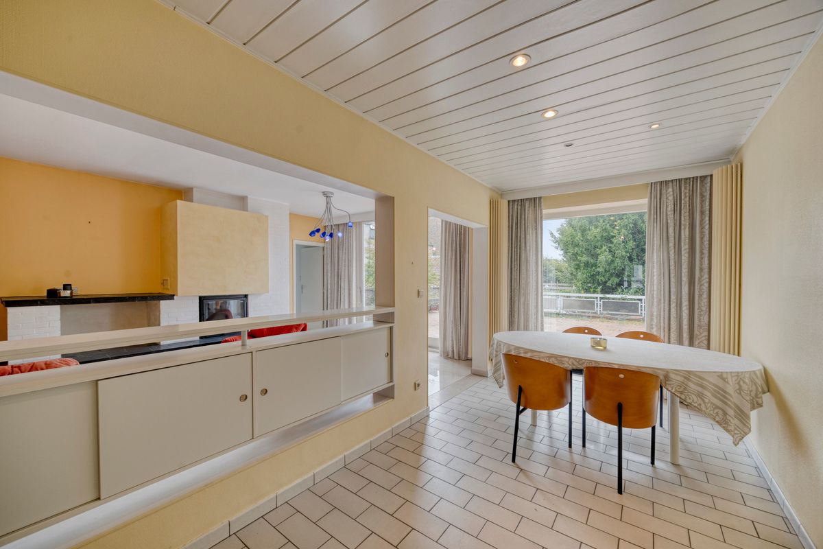 Karaktervolle stadswoning met handelsruimte, tuin en ruime garage in hartje Tongeren foto 8