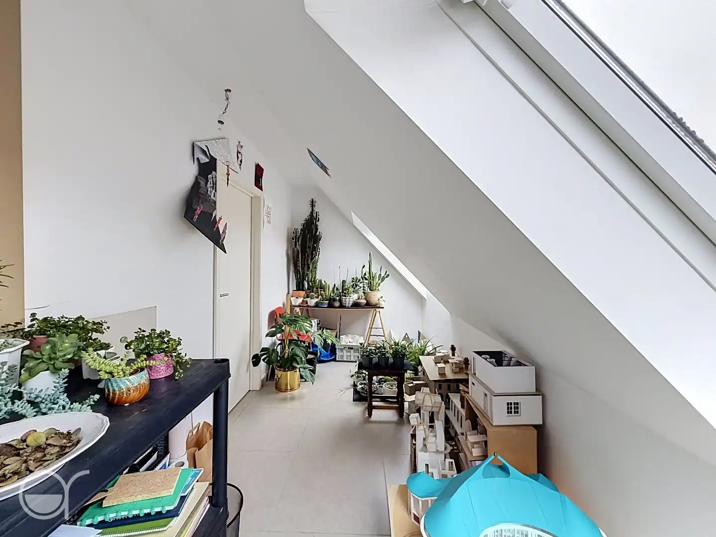 Moderne woning met terras en tuin foto 19