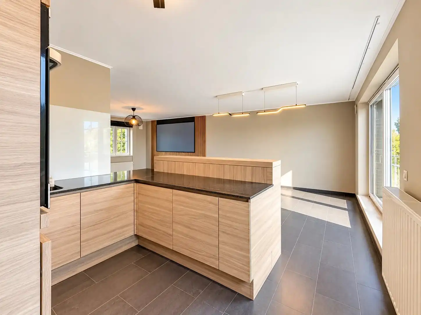 Zeer ruim duplex appartement met mogelijk 4 slaapkamers, ruim terras en garage vlakbij het centrum. foto 11