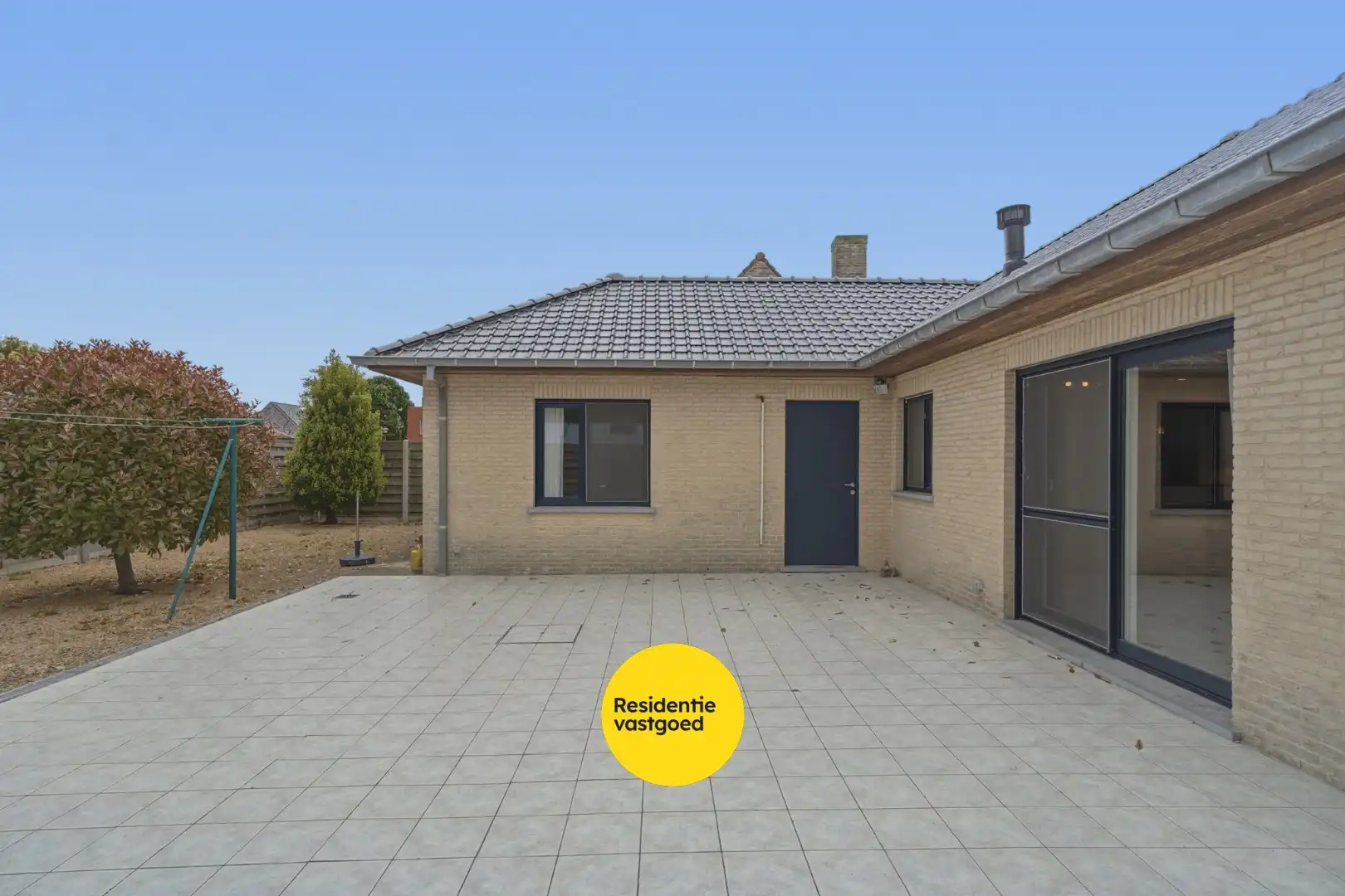 Verzorgde alleenstaande bungalow met tuin, garage en groot terras in het rustige Ettelgem foto 4