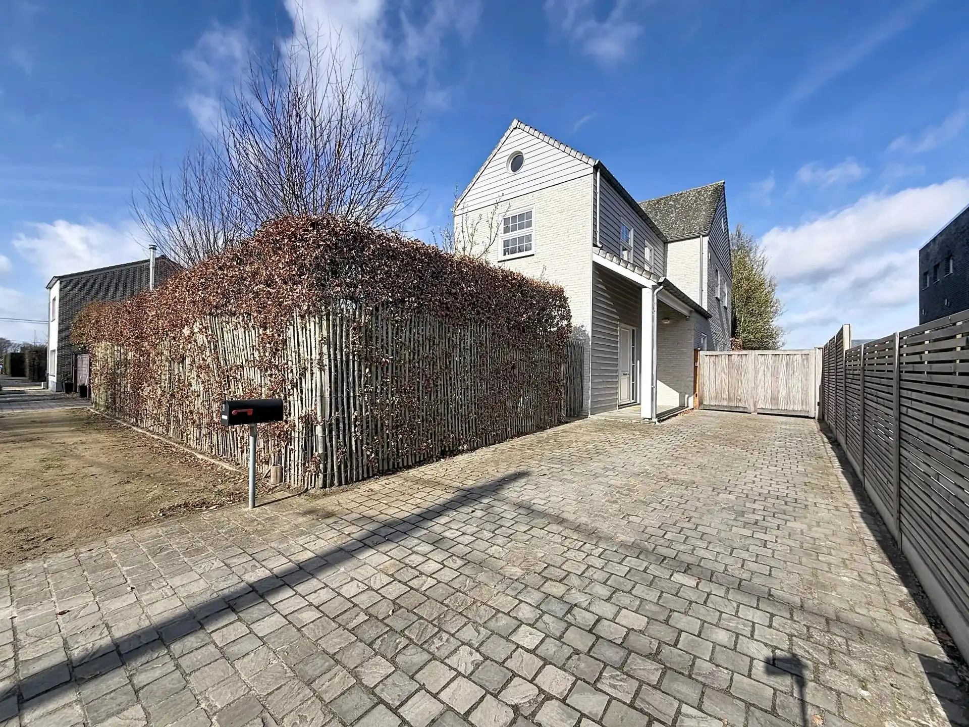 Prachtige luxueus ingerichte woning met 4 slaapkamers en 2 badkamers op een mooi perceel met bijgebouw. foto {{pictureIndex}}