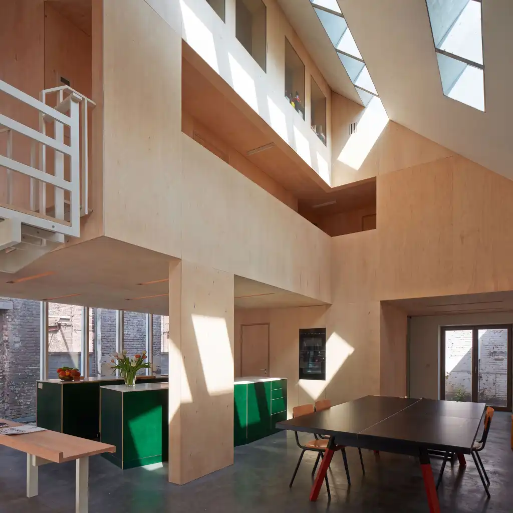 Uniek vastgoed! Exclusieve en creatieve site met twee kantoorruimtes, een polyvalent handelspand, een short-staystudio en een bijzonder architecturale split-levelwoning met ruime tuin, op een boogscheut van het stadscentrum. foto 8