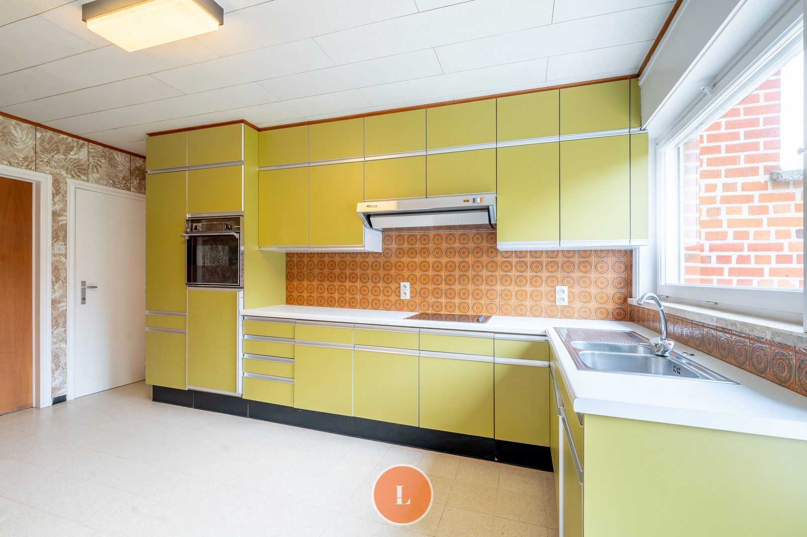 Te renoveren halfopen woning met 3 slaapkamers en 2 garages te Izegem! foto 5