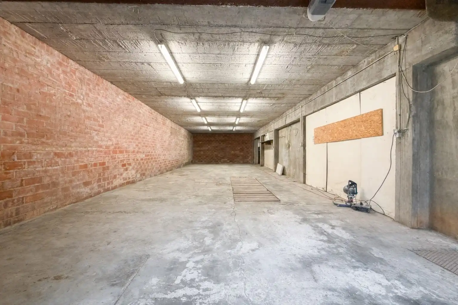 Handelspand bestaande uit winkel met woning, productieatelier en groot magazijn, Torhout foto 12