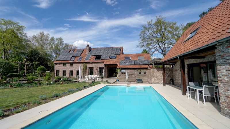 Villa van 270m² met bijgebouw van 100m² op 30 are met openluchtzwembad foto {{pictureIndex}}