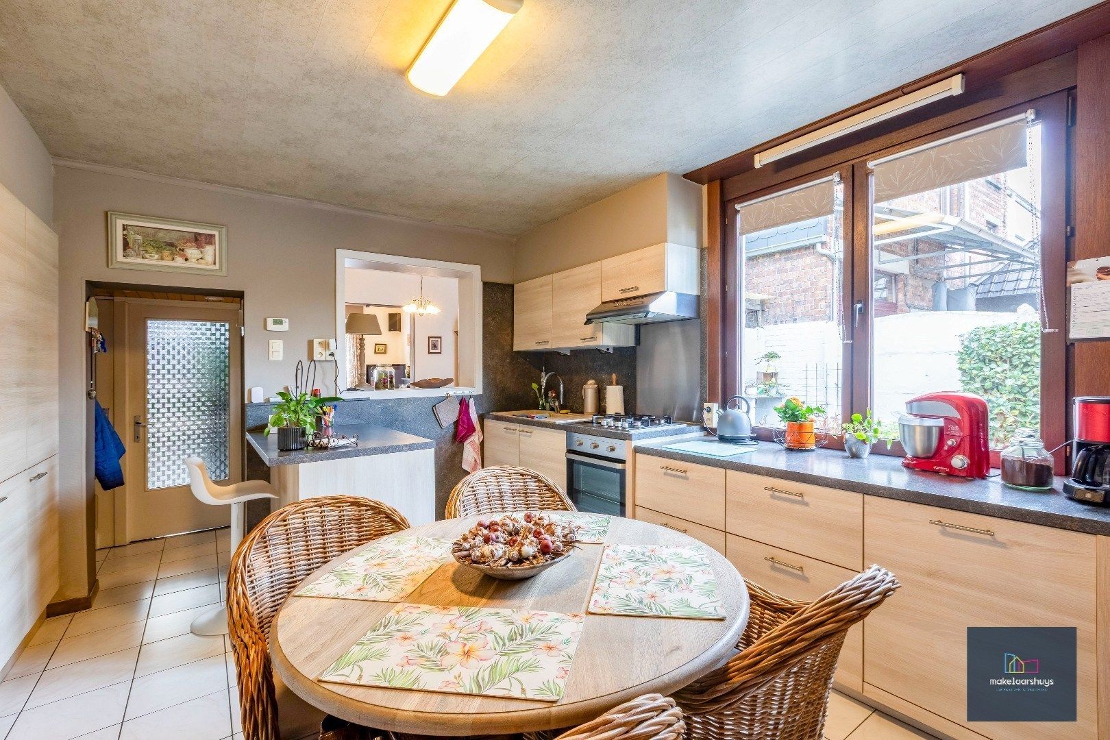 Verzorgde halfopen bebouwing met grote tuin en carport  foto 7