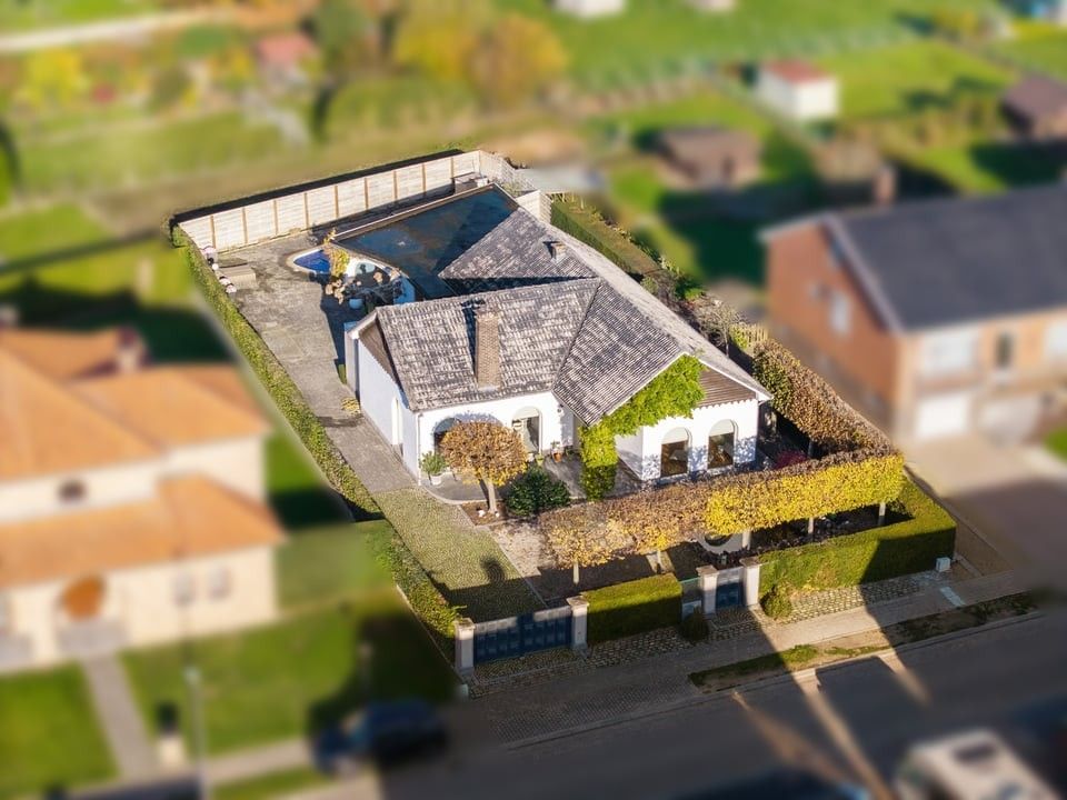 Hoofdfoto van de publicatie: RUIME EN RUSTIG GELEGEN BUNGALOW MET 4 SLKS EN ZWEMBAD OP EEN PRACHTIG PERCEEL VAN 764M²