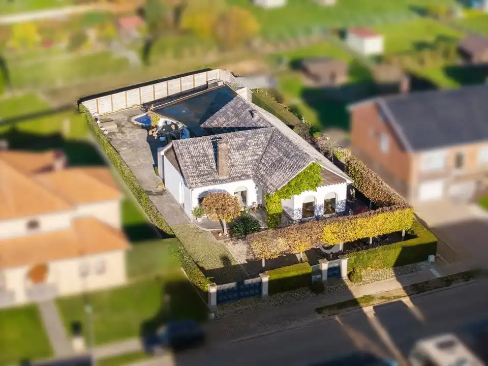 Hoofdfoto van de publicatie: RUIME EN RUSTIG GELEGEN BUNGALOW MET 4 SLKS EN ZWEMBAD OP EEN PRACHTIG PERCEEL VAN 764M²