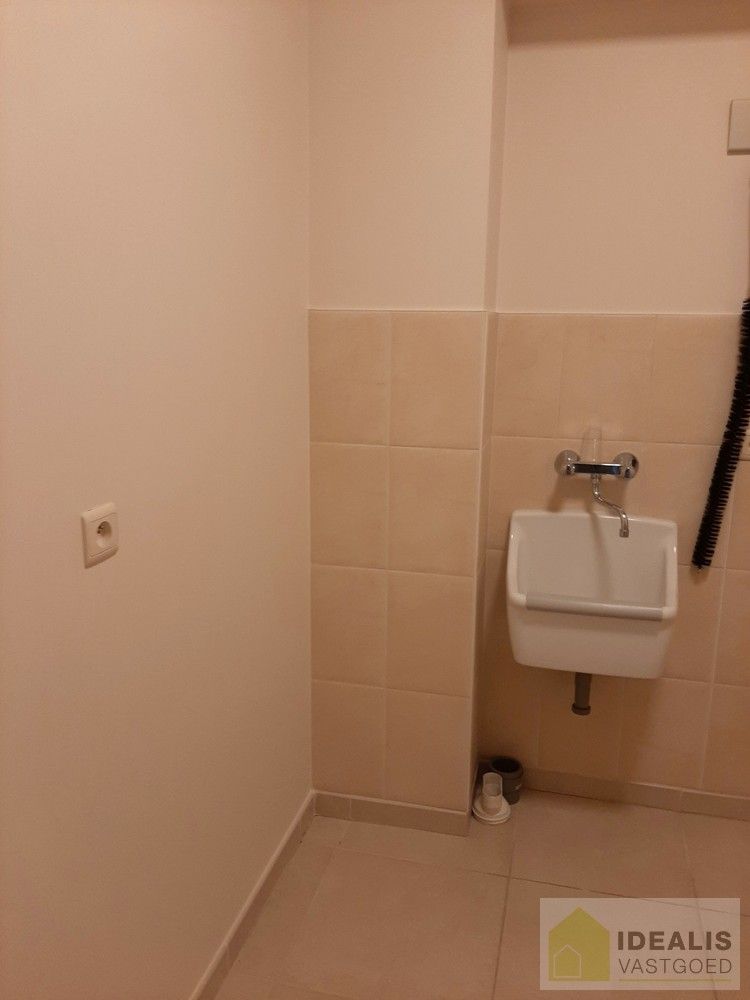 Ruim instapklaar appartement met 2 slaapkamers in hartje Neerpelt foto 7