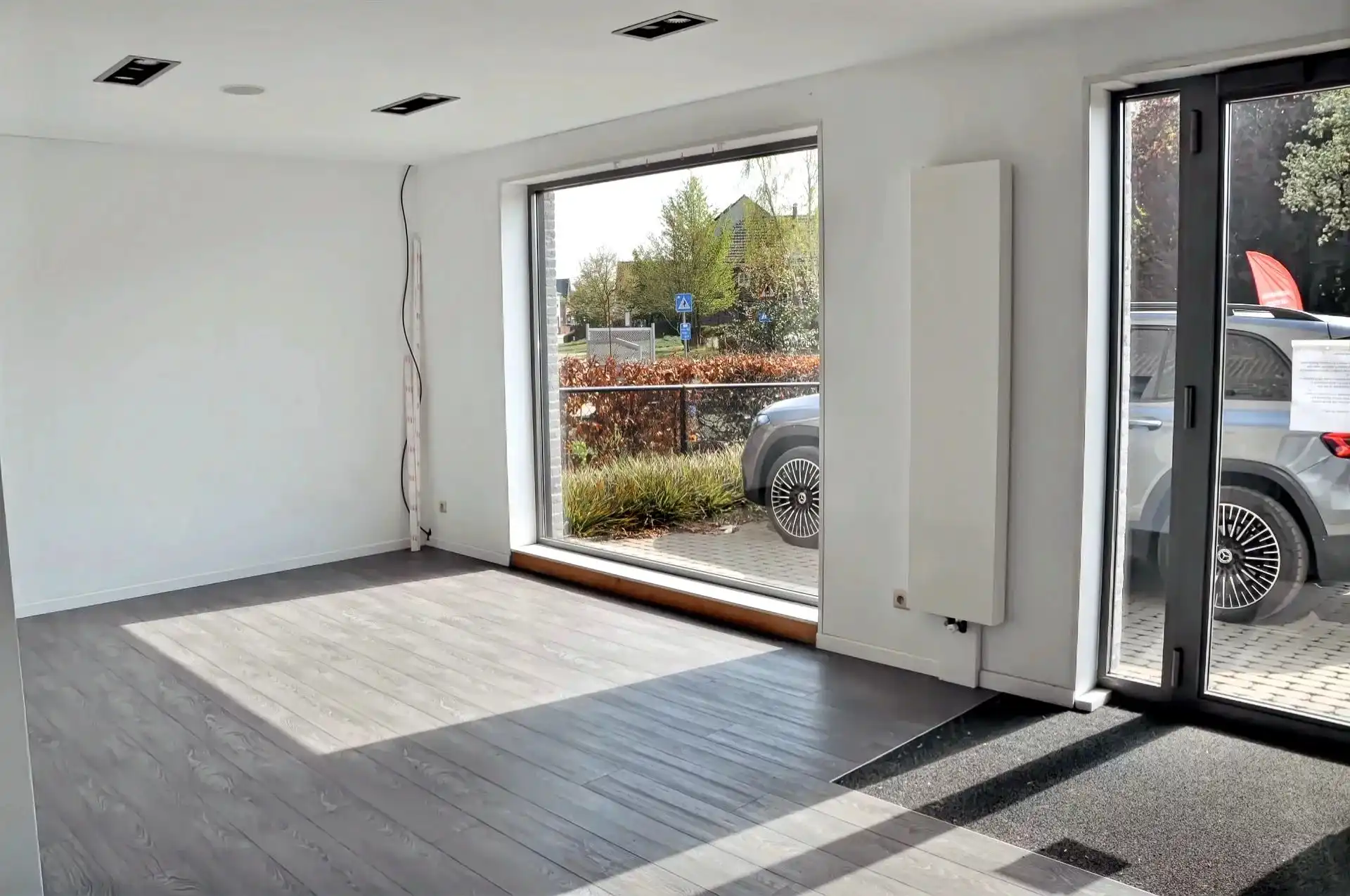 HANDELGELIJKVLOERS/KANTOOR VAN 76 M² MET VEEL LICHTINVAL IN STEVOORT foto 5