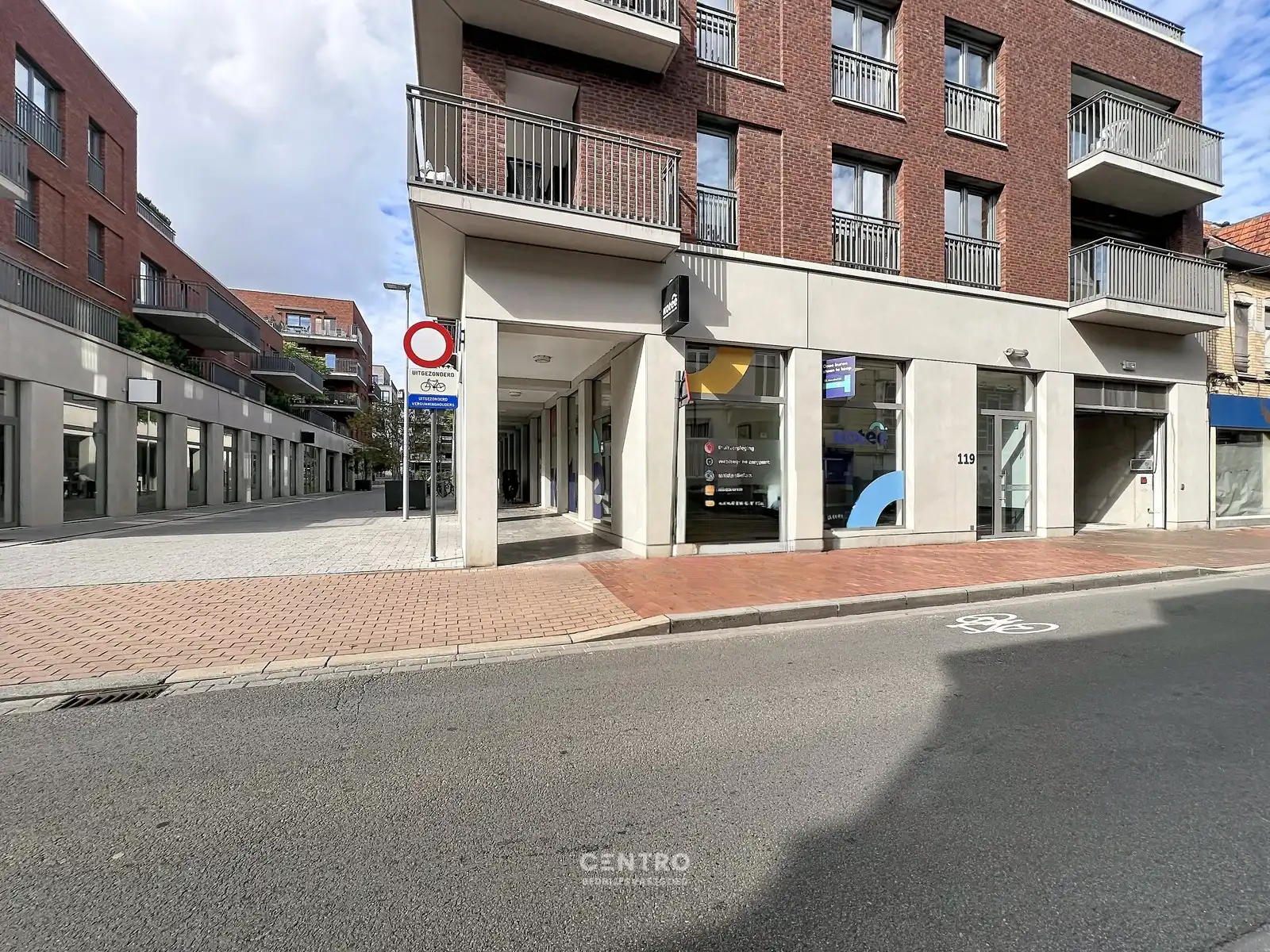 Modern kantoor (± 825 m²)  met 20 ondergrondse  parkeerplaatsen op een rustige, vlot bereikbare locatie te Roeselare (Noordhof), ideaal voor vrije beroepen en zelfstandigen. foto 2