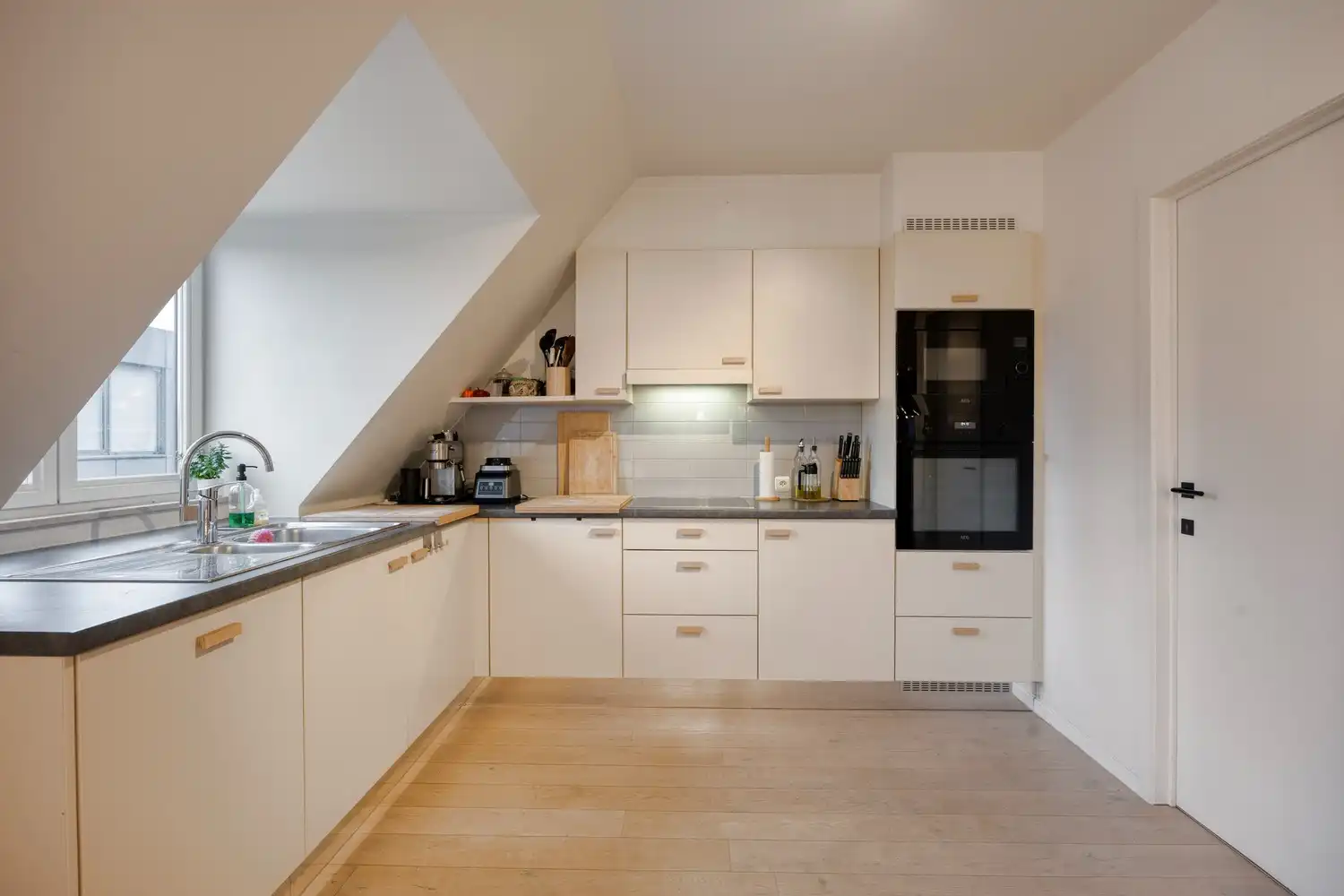 Ruim en energiezuinig duplex appartement met veel lichtinval, gelegen op wandelafstand van het Station Gent-Dampoort. foto 8