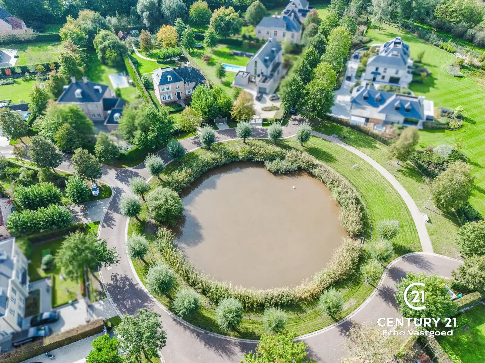 Statige, recente villa met parktuin en tijdloze klasse foto 36
