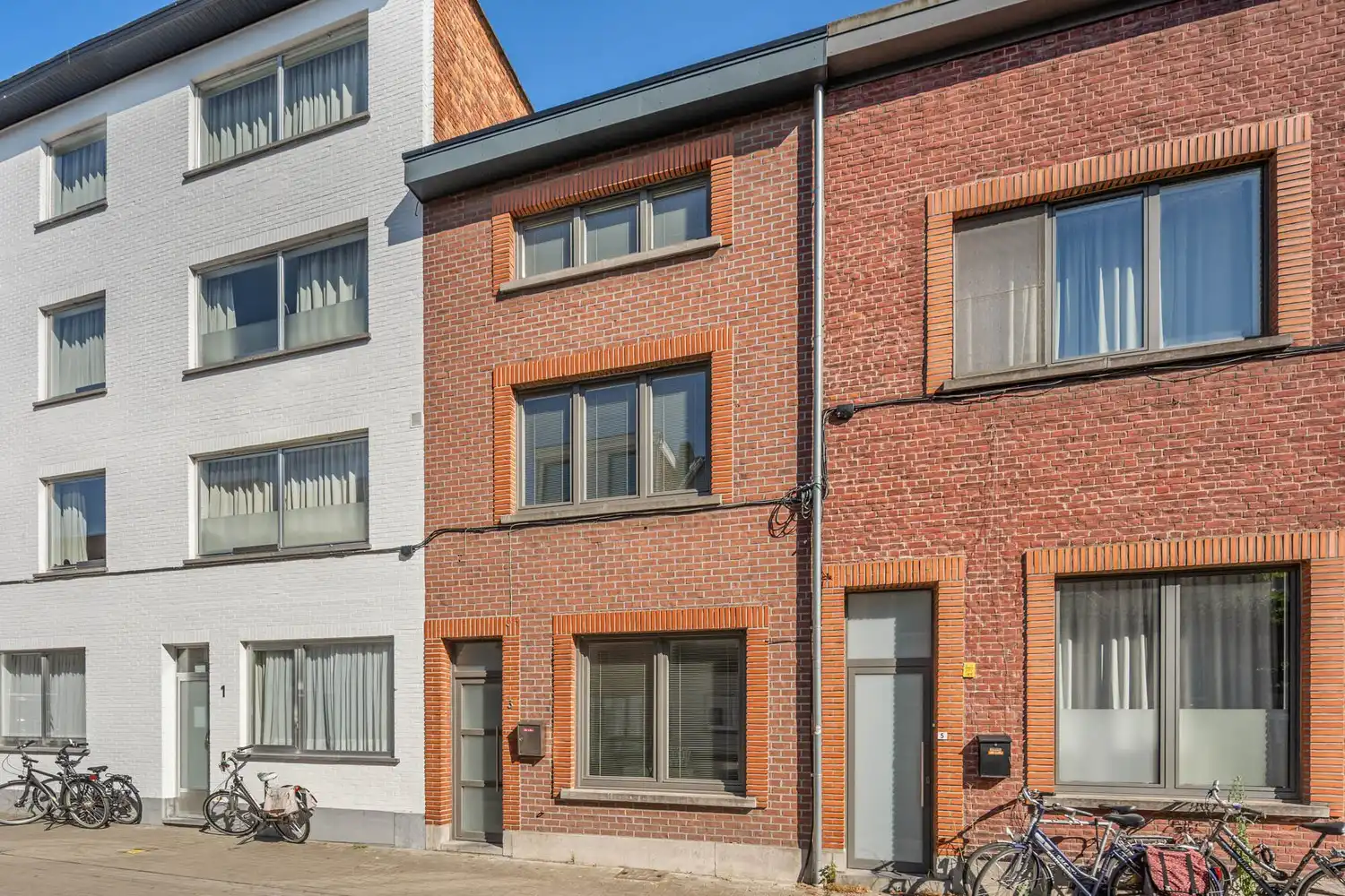 Recent en volledig gerenoveerde woning met 3 slaapkamers en 2 badkamers te centrum Leuven! foto {{pictureIndex}}
