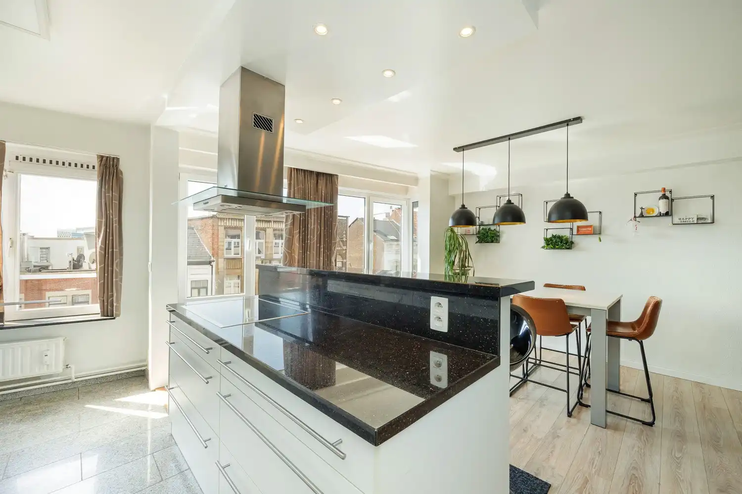 Ruim en lichtrijk 2-slpk appartement met terras en kelderberging in Borgerhout foto 3