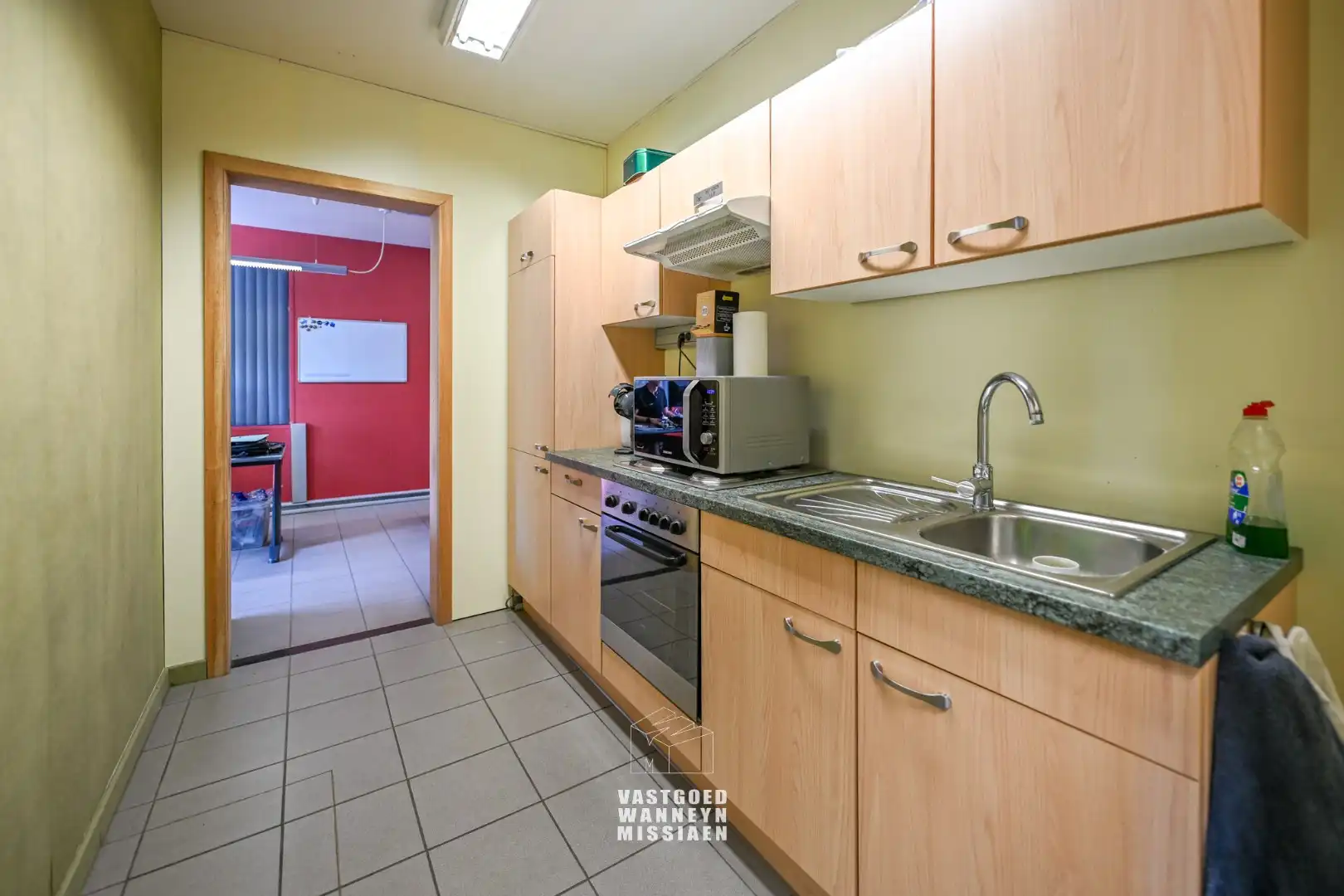 Loods met laadkade, geïntegreerd kantoor en conciërgewoning op 1124 m² foto 17