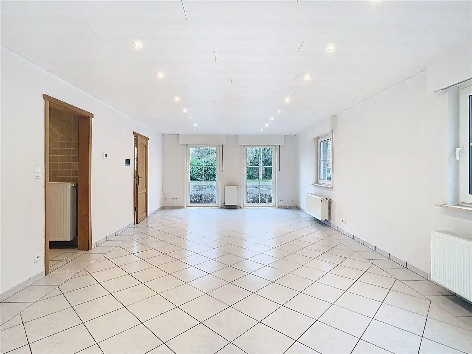 RUIME VILLA MET 4 SLPK EN MOOIE TUIN foto 5