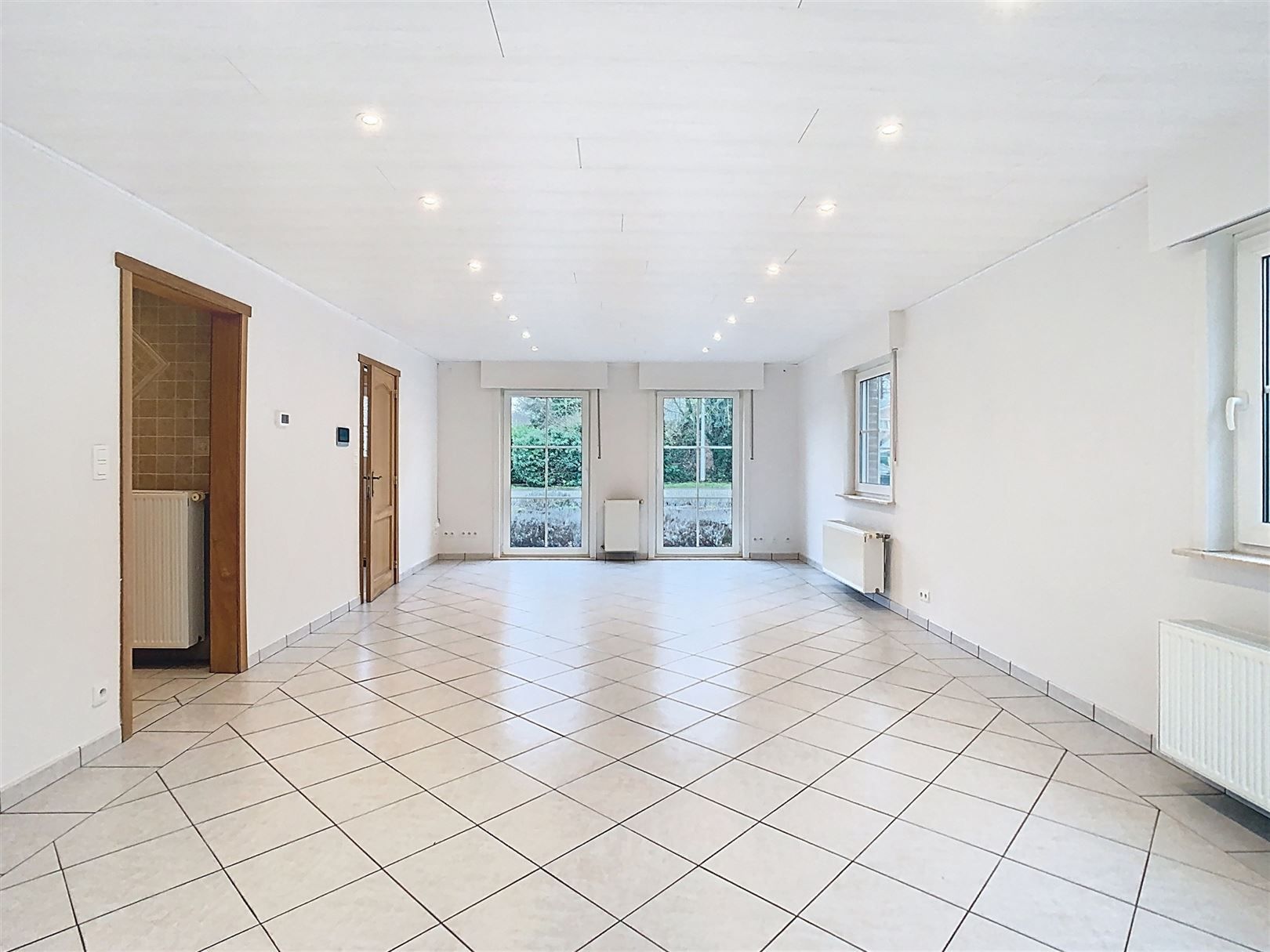 RUIME VILLA MET 4 SLPK EN MOOIE TUIN foto 5