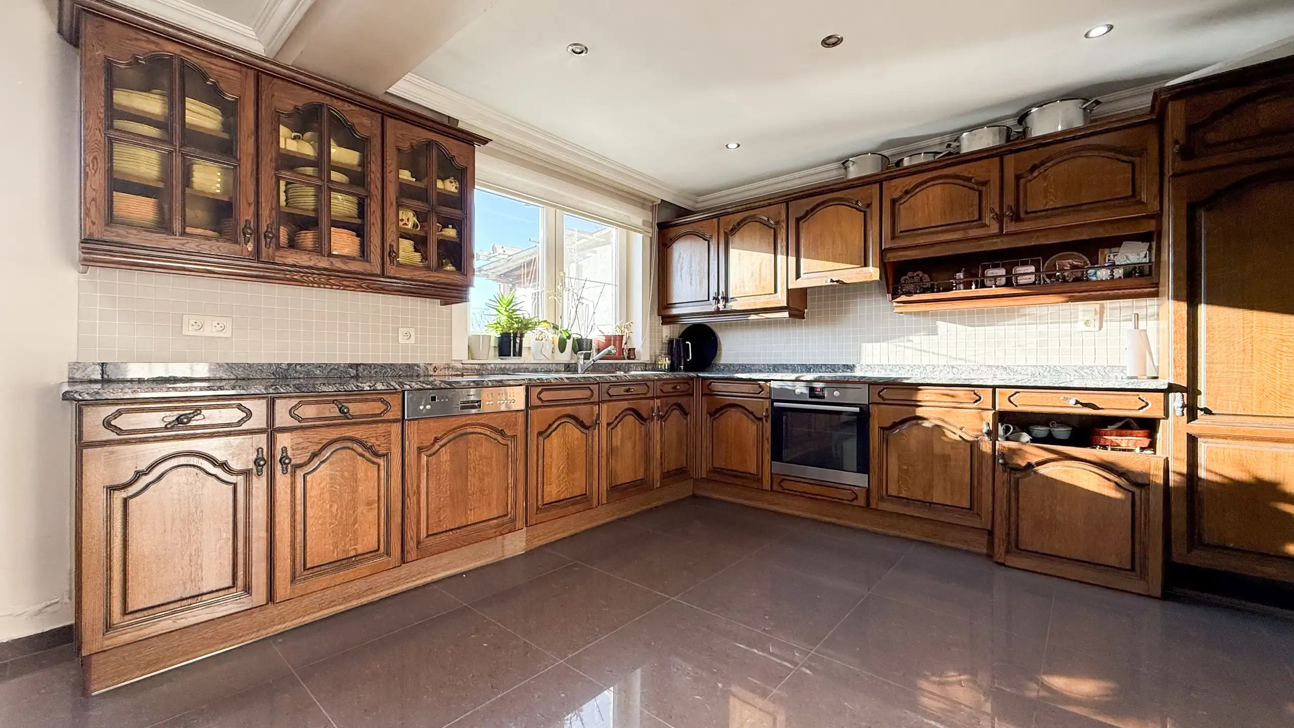 Moderne en gezellige woning met 5 slpkmrs en zonnepanelen! foto 11