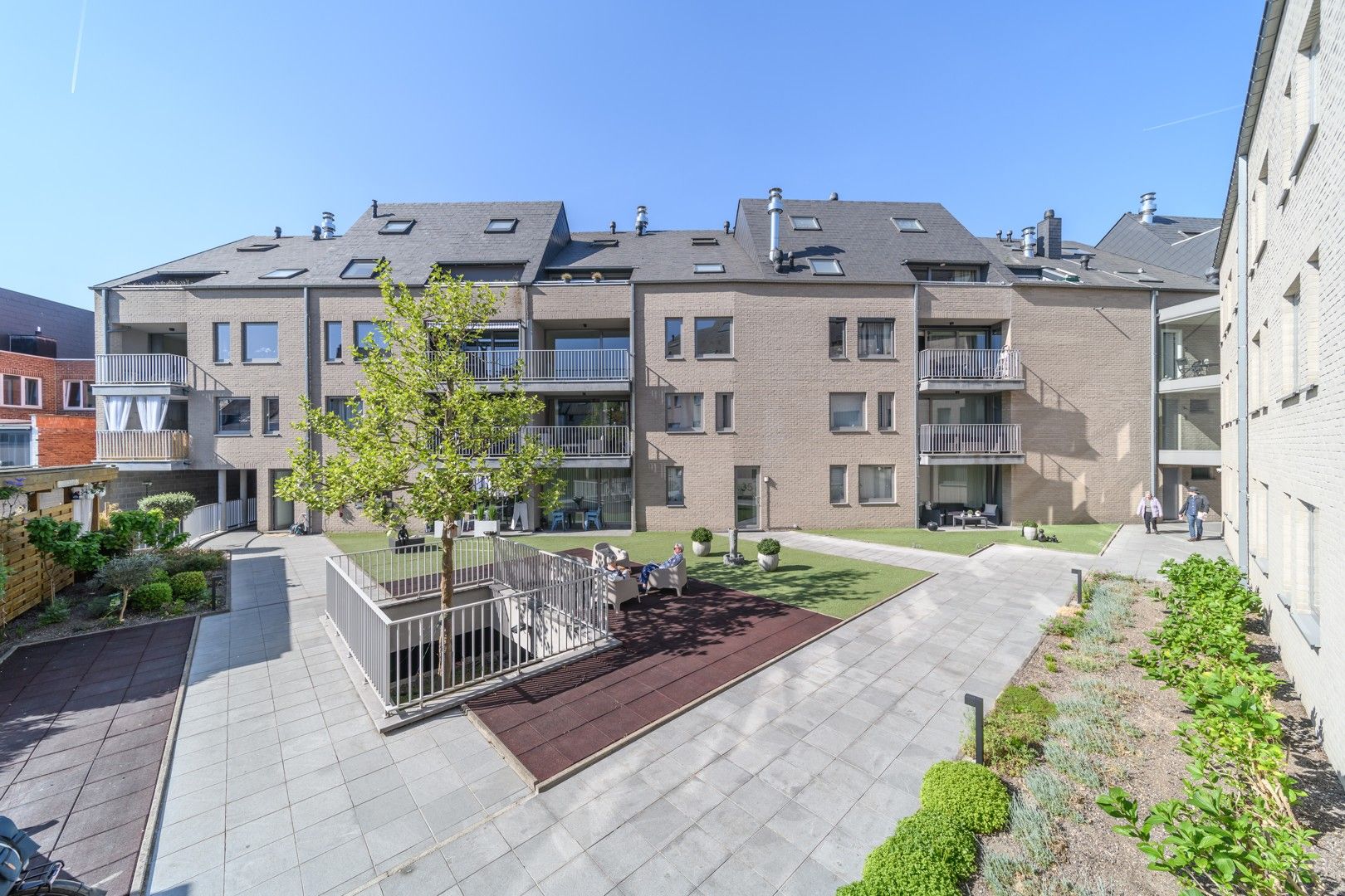 Centraal gelegen, recent 2 slaapkamer-appartement. foto 13